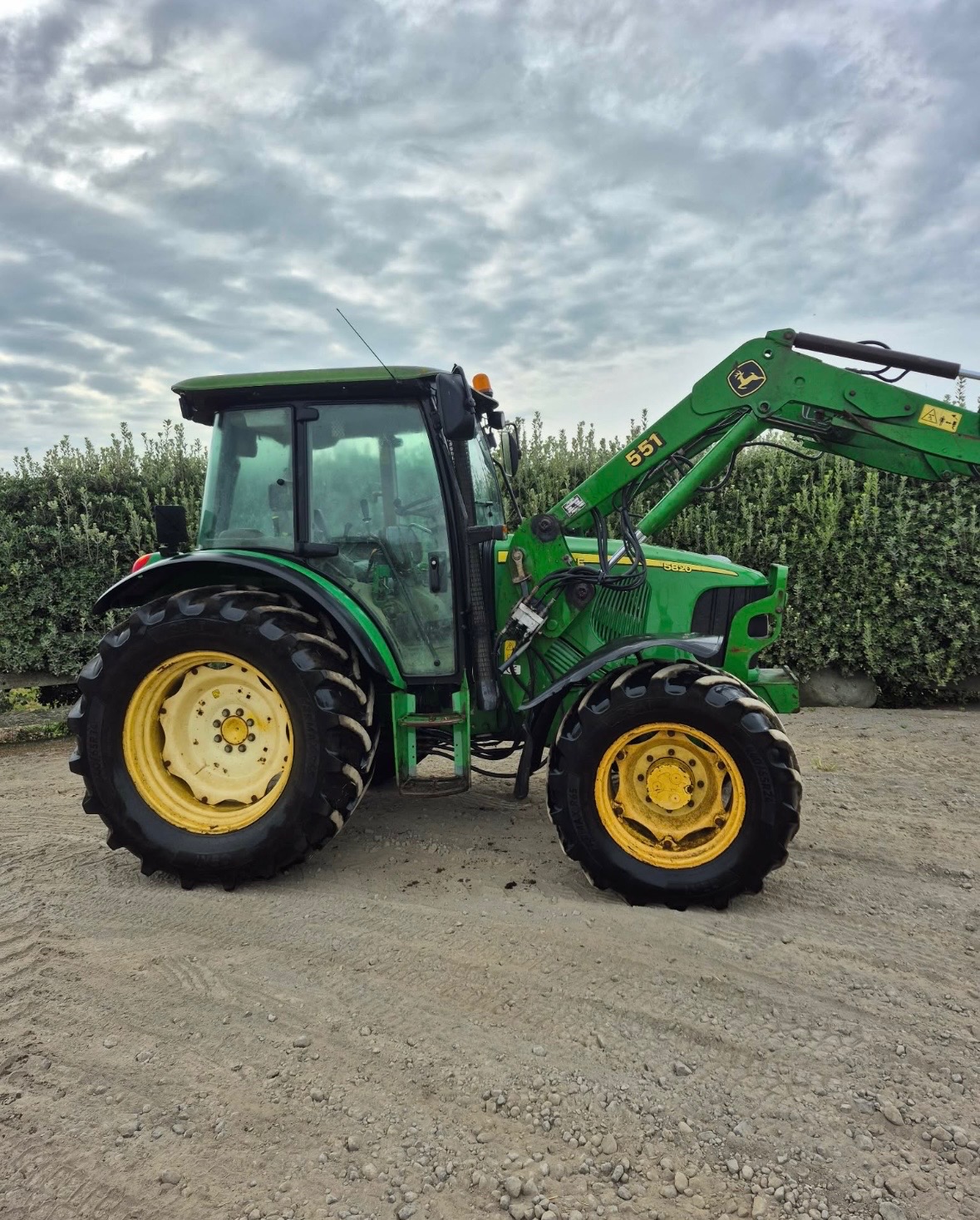 John Deere 5820